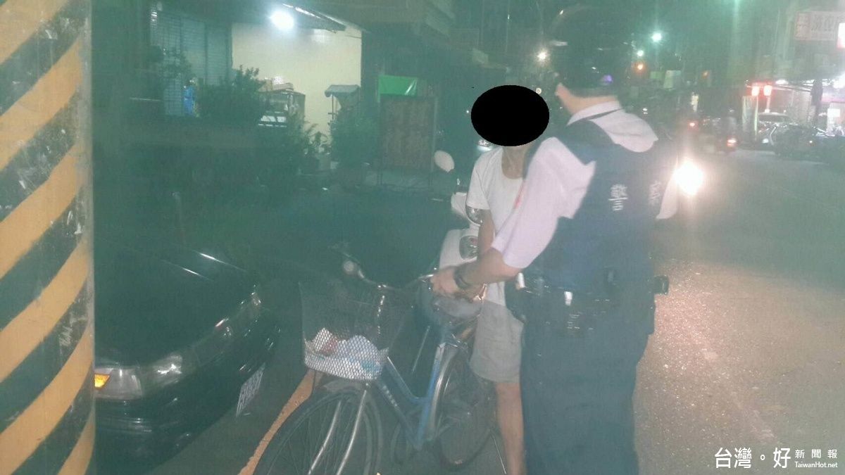 深夜老翁腳踏車故障 警長助排除 深夜老翁腳踏車故障 警長助排除