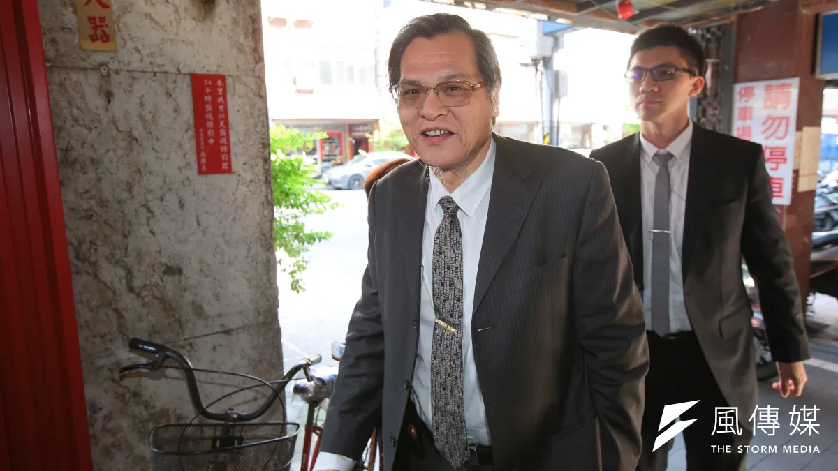 蔡政府禁不起「撿到槍」的閣員又變「自走砲」,把原是加分的兩岸議題,被連結到藍營主打的民生經濟議題,讓陸委會主委陳明通(前)迅速決定為「禽獸說」道歉認錯止血。(資料照,顏麟宇攝)