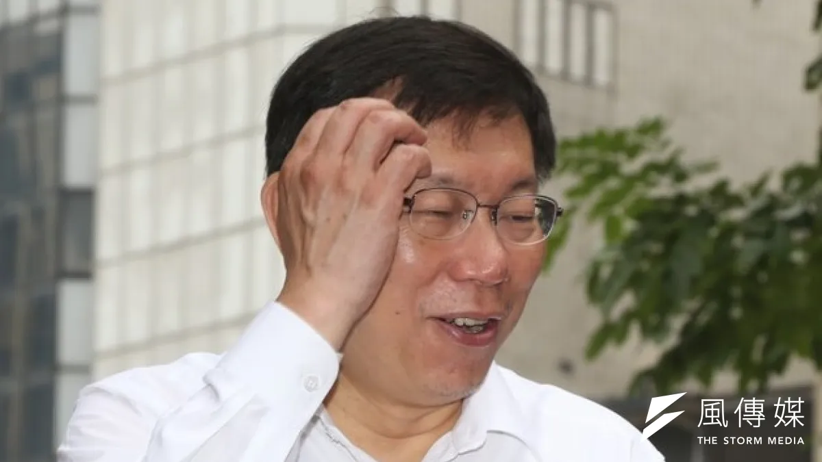 台北市長參選人柯文哲22日赴環南市場拜票,關於環南市場改建,他主張乾脆在另一個地方重建,或整個搬到臨時的地方,改建完再搬回來。(吳逸驊攝)