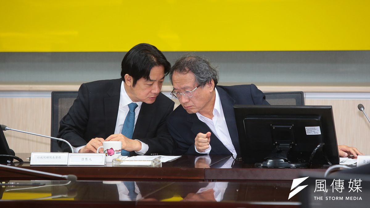 行政院長賴清德、農委會副主委黃金城18日出席「107年度非洲豬瘟中央災害應變中心,第1次跨部會聯繫工作會報」。(顏麟宇攝) 行政院長賴清德、農委會副主委黃金城18日出席「107年度非洲豬瘟中央災害應變中心,第1次跨部會聯繫工作會報」。(顏麟宇攝)