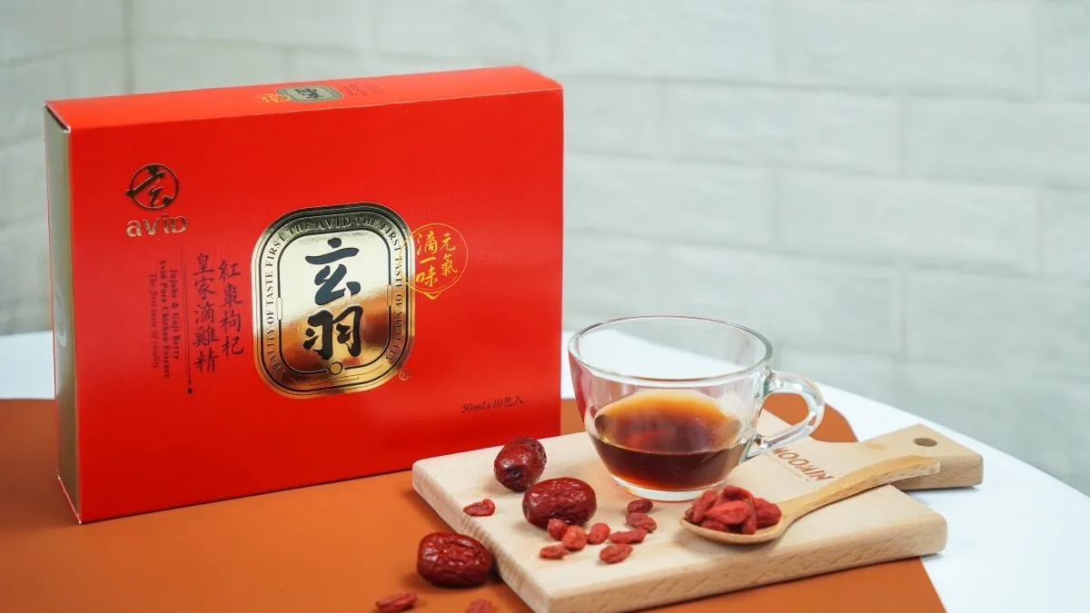 粉光蔘滴雞精,為工作強度大、銀髮族群打造,是年節送禮的活力之選。(圖/玄羽皇家滴雞精)