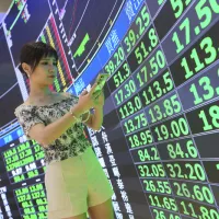 Millions across Taiwan now find their hearts racing to the rhythm of red and green numbers flickering across stock-trading app screens. (CNA) Millions across Taiwan now find their hearts racing to the rhythm of red and green numbers flickering across stock-trading app screens. (CNA)