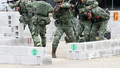 陸軍特戰指揮部「戰術任務行軍訓練」即將展開,自3月15日起,連續18日執行總長457公里的行軍任務。圖為特戰戰術任務行軍CQB訓練畫面。(資料照,蘇仲泓攝)