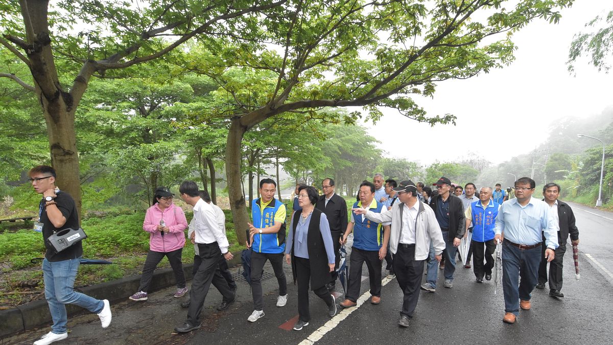 彰化縣長王惠美實地視察三百崁停車場至藤山步道停車場間步道,了解停車需求。(圖/彰化縣政府提供) 彰化縣長王惠美實地視察三百崁停車場至藤山步道停車場間步道,了解停車需求。(圖/彰化縣政府提供)