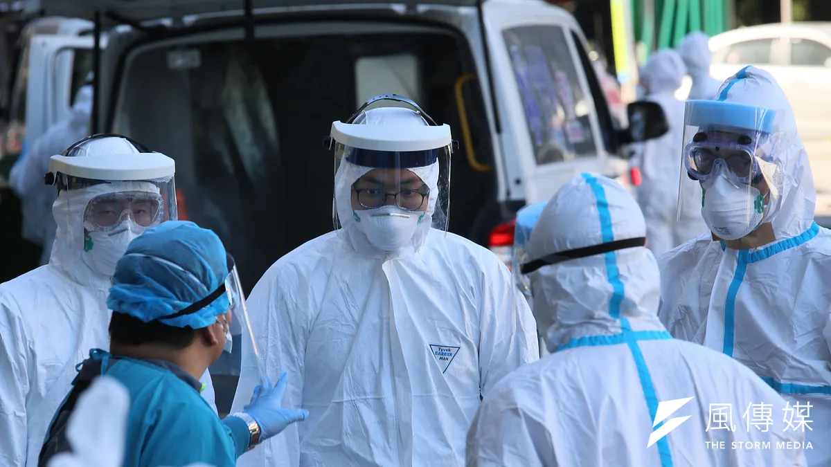 衛福部桃園醫院年初爆發新冠肺炎院内感染,院長徐永年接受專訪時表示,桃園市政府一直來都是全力協助。圖為部桃在疫情嚴峻之時陸續轉移病患。(資料照,柯承惠攝) 衛福部桃園醫院年初爆發新冠肺炎院内感染,院長徐永年接受專訪時表示,桃園市政府一直來都是全力協助。圖為部桃在疫情嚴峻之時陸續轉移病患。(資料照,柯承惠攝)