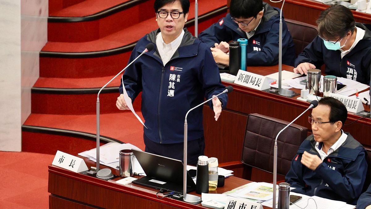 市政總質詢,陳其邁市長答詢高雄市半導體產業人才培育與高齡化下的長照服務資源及急救醫療資源議題。(圖/高雄市政府提供) 市政總質詢,陳其邁市長答詢高雄市半導體產業人才培育與高齡化下的長照服務資源及急救醫療資源議題。(圖/高雄市政府提供)