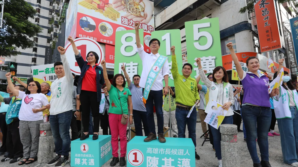 陳其邁今一早出現在自由明誠路口向民眾拜票。(圖/陳其邁競選總部提供)