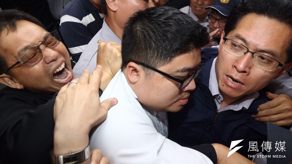 針對上午多位立委、縣市首長遭到反年金改革人士毆打,立法院、行政院皆發表譴責與遺憾。圖為綠委蔡易餘遭到攻擊。(曾原信攝) 針對上午多位立委、縣市首長遭到反年金改革人士毆打,立法院、行政院皆發表譴責與遺憾。圖為綠委蔡易餘遭到攻擊。(曾原信攝)