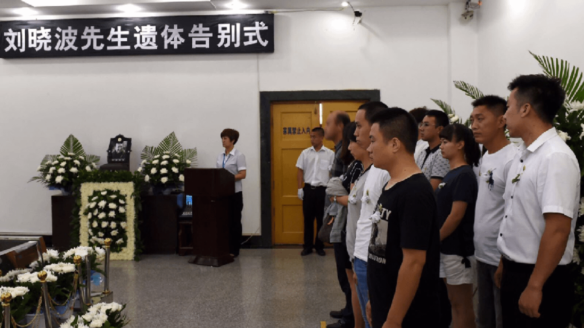 2017年7月15日清晨,諾貝爾和平獎得主、中國民主人權運動領袖劉曉波的遺體在瀋陽渾南區殯儀館火化,但劉曉波的好友莫之許指出,照片中這些所謂的「曉波親友」可能都是臨演,更可能是監控劉曉波夫婦的國保人員。(AP) 2017年7月15日清晨,諾貝爾和平獎得主、中國民主人權運動領袖劉曉波的遺體在瀋陽渾南區殯儀館火化,但劉曉波的好友莫之許指出,照片中這些所謂的「曉波親友」可能都是臨演,更可能是監控劉曉波夫婦的國保人員。(AP)