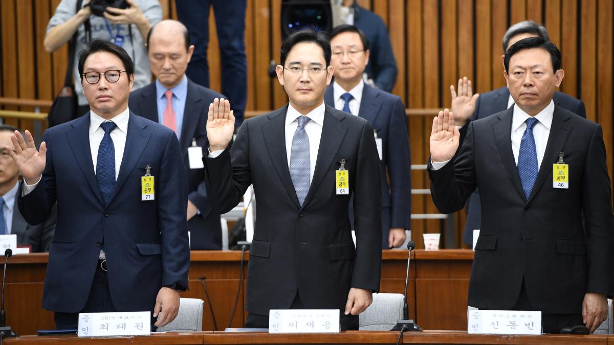 黃仁勳訪韓粉絲被羞辱?SK海力士會長崔泰源丟餅乾被罵爆「像在餵動物」