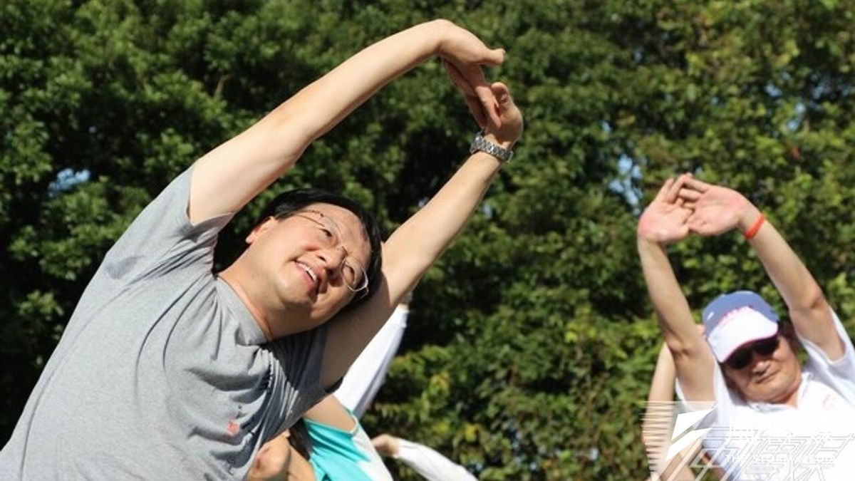 行政院長江宜樺率官員登七星山,為登玉山熱身。(葉信菉攝) 行政院長江宜樺率官員登七星山,為登玉山熱身。(葉信菉攝)