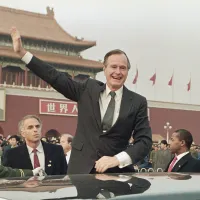 1989年2月25日,美國總統老布希站在汽車上,向天安門廣場的人群揮手致意。老布希是成為少數上任第一年就遠赴中國訪問的美國總統。(美聯社) 1989年2月25日,美國總統老布希站在汽車上,向天安門廣場的人群揮手致意。老布希是成為少數上任第一年就遠赴中國訪問的美國總統。(美聯社)