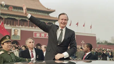 1989年2月25日,美國總統老布希站在汽車上,向天安門廣場的人群揮手致意。老布希是成為少數上任第一年就遠赴中國訪問的美國總統。(美聯社)