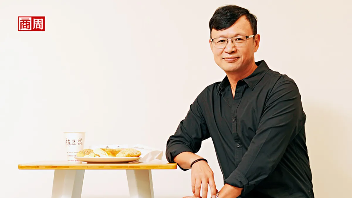 阜杭豆漿第二代徐立耀坦言,過去該店的對外溝通只有一句話:「老闆不在!」如今,他學著思考老店的新生(圖/ 商業周刊)