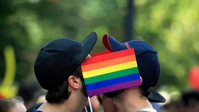 許多前英國殖民地即使現已獨立,仍受英屬時期留下的法規《第377條》遺毒影響,該法禁止人民「跟任何男女或動物,採取違反自然秩序的性行為」,各界普遍詮釋該法適用於同性之間的性行為。(美聯社)