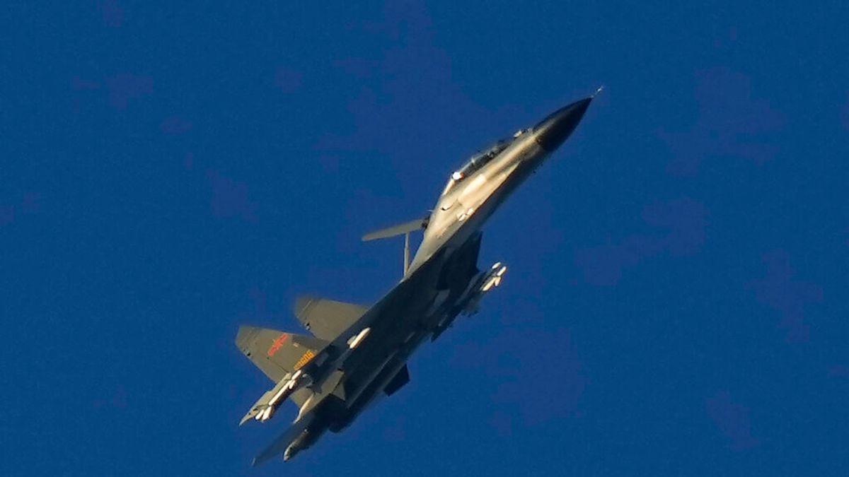 在福建平潭外海飛行的殲-11戰機。根據資料推測,在1999年越過台海中線的可能為此型戰機或此型戰機的原型Su-27。(美聯社) 在福建平潭外海飛行的殲-11戰機。根據資料推測,在1999年越過台海中線的可能為此型戰機或此型戰機的原型Su-27。(美聯社)