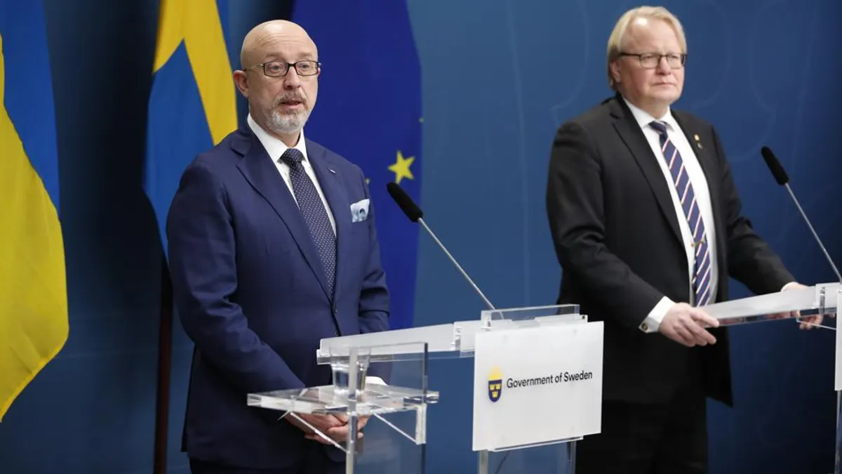 烏克蘭國防部長列茲尼科夫(左)與瑞典國防部長胡爾特奎斯特共同召開記者會。(美聯社)