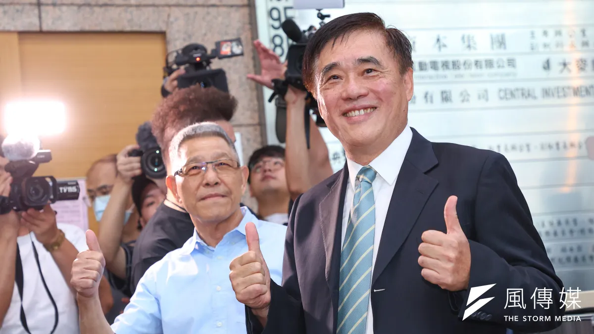 前台北市長郝龍斌(右)登記參選國民黨主席。(資料照,顏麟宇攝)