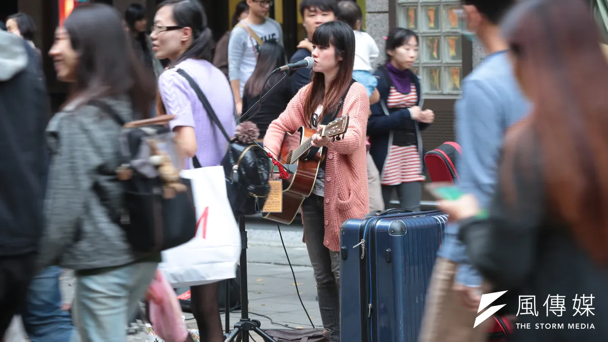 作者認為,音樂演奏、美聲歌唱、…以聲音傳播美好的藝術,如果音量無限擴大,也會讓經過的遊客難以忍受,希望法規能管制分貝。圖為信義區香緹廣場街頭藝人。(資料照,顏麟宇攝)