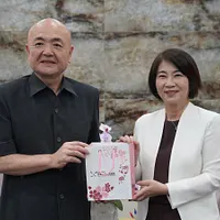 日本台湾交流協会の片山和之代表(左)が、日本文化を代表する工芸品を贈呈。(写真/屏東県政府提供) 日本台湾交流協会の片山和之代表(左)が、日本文化を代表する工芸品を贈呈。(写真/屏東県政府提供)