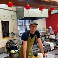 小豆島の台湾料理店「agon」を営む台湾出身の蘇陳詩瀚さんと日本人の妻・清家真弓さん。離島で暮らし店を続ける思いを《風傳媒》に語った。(写真/台湾料理店「agon」提供) 小豆島の台湾料理店「agon」を営む台湾出身の蘇陳詩瀚さんと日本人の妻・清家真弓さん。離島で暮らし店を続ける思いを《風傳媒》に語った。(写真/台湾料理店「agon」提供)