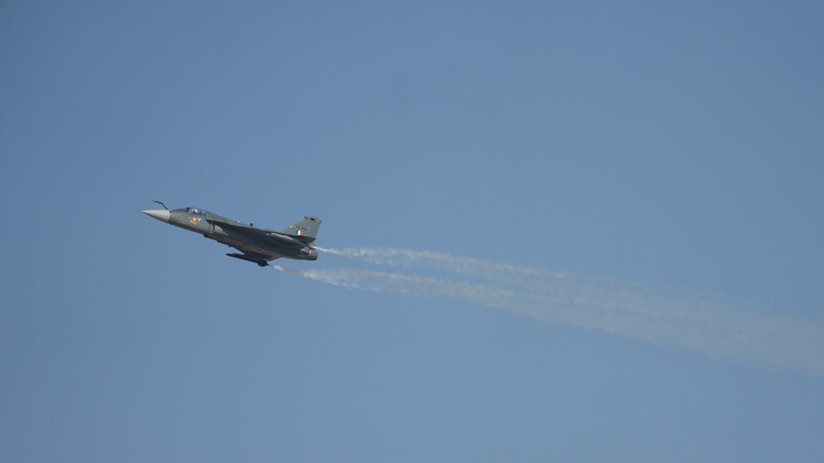 快訊》嚇壞杜拜航空展觀眾!特技表演變墜毀爆炸,印度國產光輝戰機飛行員不幸殉職