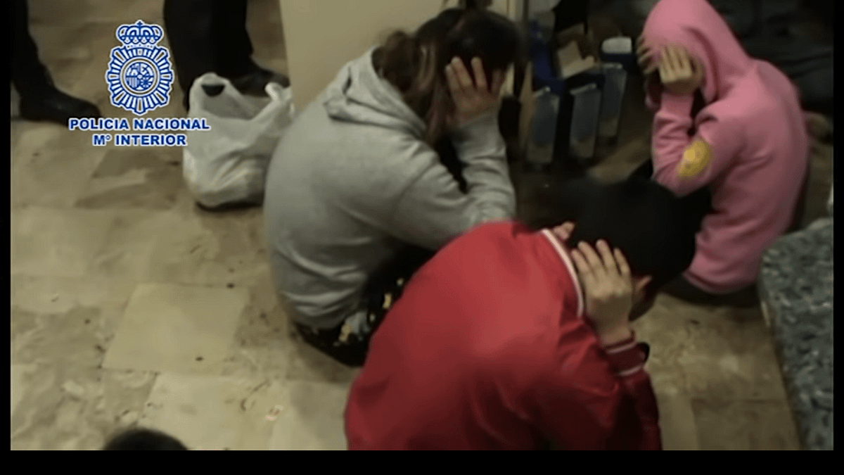 2016年西班牙涉及跨國電信詐騙案,共有237名嫌犯遭捕,其中分批押解至中國大陸的台籍嫌犯有200多人。(資料照,取自Policía YouTube頻道截圖) 2016年西班牙涉及跨國電信詐騙案,共有237名嫌犯遭捕,其中分批押解至中國大陸的台籍嫌犯有200多人。(資料照,取自Policía YouTube頻道截圖)