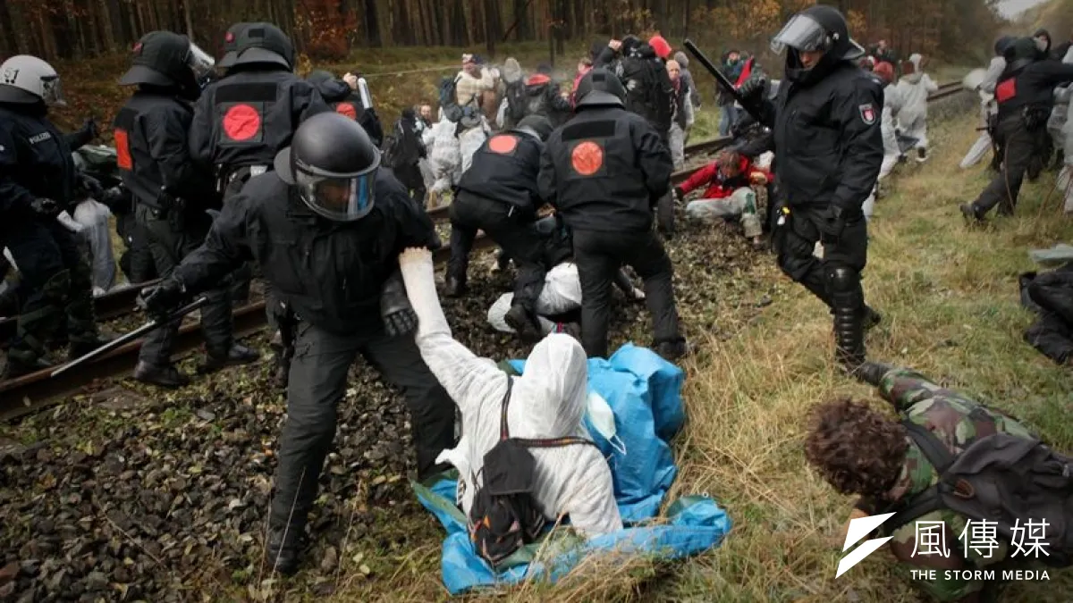 2011年11月,德國警方強制驅離臥軌抗爭的反核人士。(取自網路)