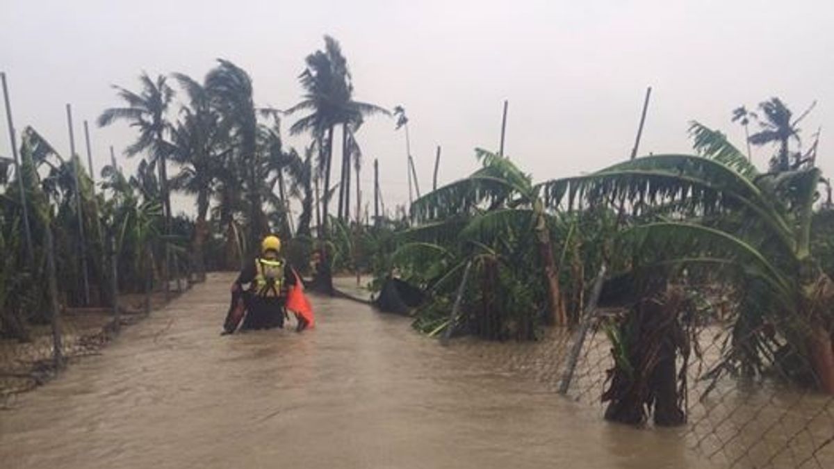 里港鄉居民遭大水圍困 屏縣消防局出動警消馳援 里港鄉居民遭大水圍困 屏縣消防局出動警消馳援