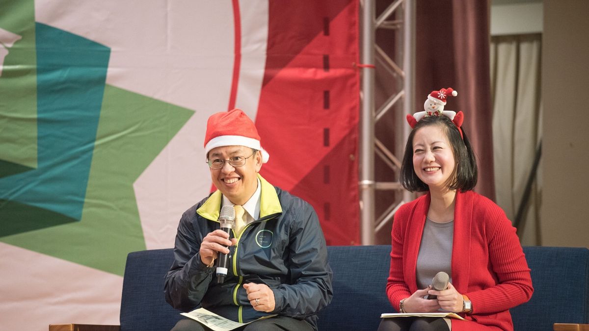 民進黨副總統候選人陳建仁(左)頭戴耶誕帽,替北市民進黨立委候選人吳思瑤造勢。(民進黨提供) 民進黨副總統候選人陳建仁(左)頭戴耶誕帽,替北市民進黨立委候選人吳思瑤造勢。(民進黨提供)