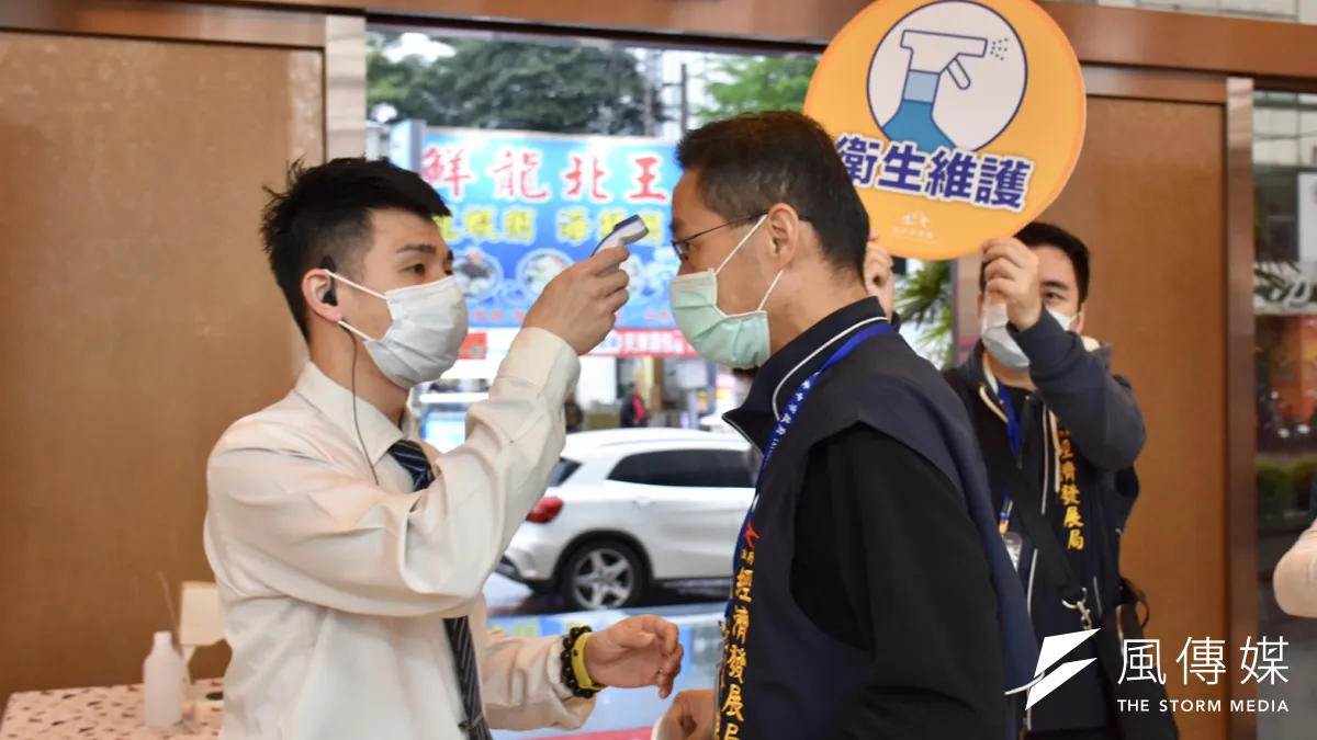 加強防疫讓民眾安心消費,台中市府經發局長張峯源帶隊訪視中區2家電子遊戲場業者,向業者宣導防疫守則。(圖/臺中市政府)