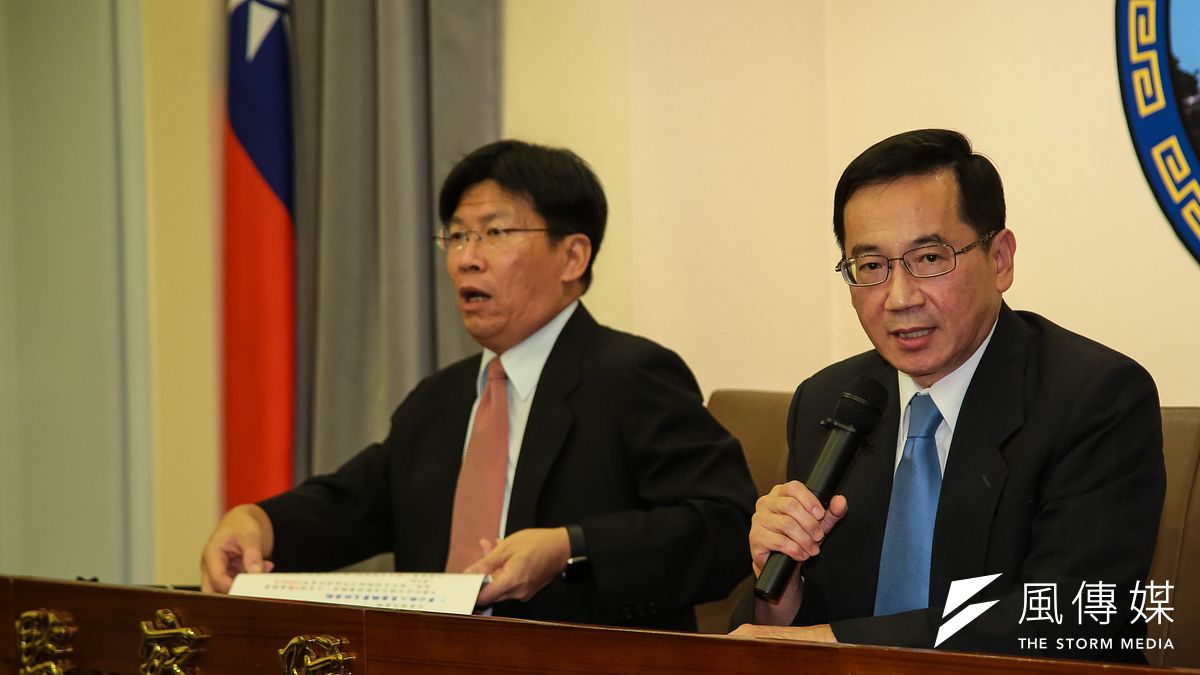 監察委員張武修(右)、高涌誠(左)16日針對台大校長遴選引發爭議,對教育部及台大提出糾正。(顏麟宇攝) 監察委員張武修(右)、高涌誠(左)16日針對台大校長遴選引發爭議,對教育部及台大提出糾正。(顏麟宇攝)