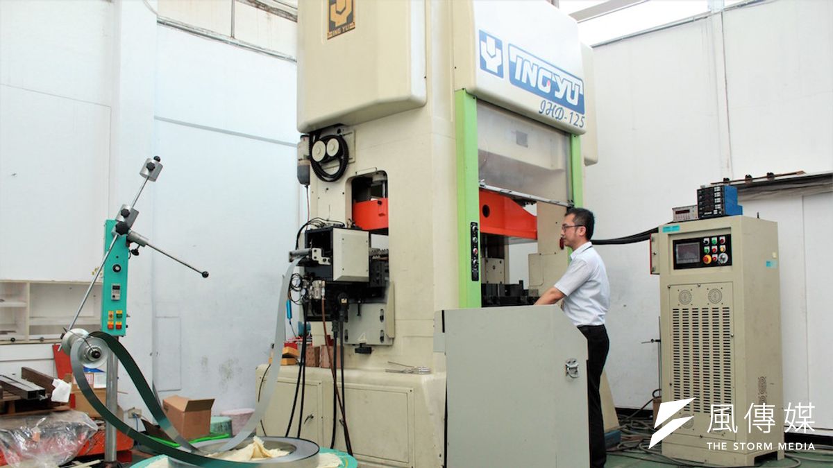 工程師操作料帶式精微成型系統進行連續沖模生產。(圖/徐炳文攝) 工程師操作料帶式精微成型系統進行連續沖模生產。(圖/徐炳文攝)
