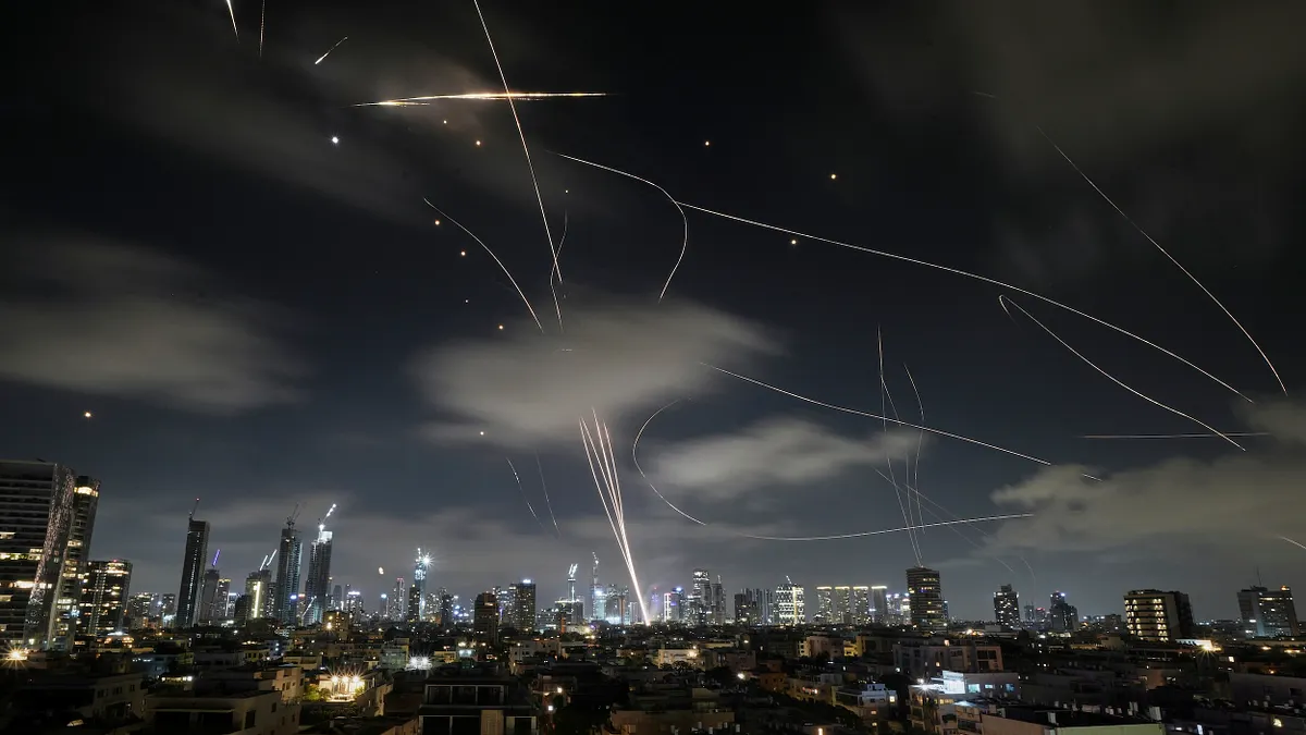 台灣之盾仿效的是以色列鐵穹系統。圖為以色列特拉維夫鐵穹防禦系統攔截來襲的伊朗飛彈。(美聯社)