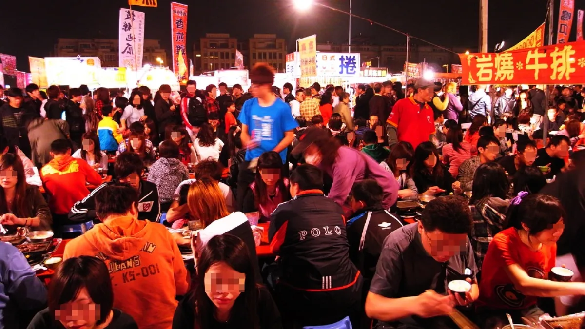 據說花園夜市是怎麼吃都不踩雷的美食聚集地!(圖/Harry Li@flickr)