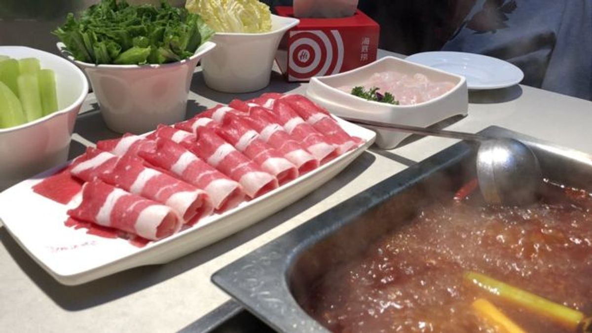 上市後,海底撈創始人張勇,這位餐飲業大佬今年將成為億萬富豪。(BBC中文網) 上市後,海底撈創始人張勇,這位餐飲業大佬今年將成為億萬富豪。(BBC中文網)