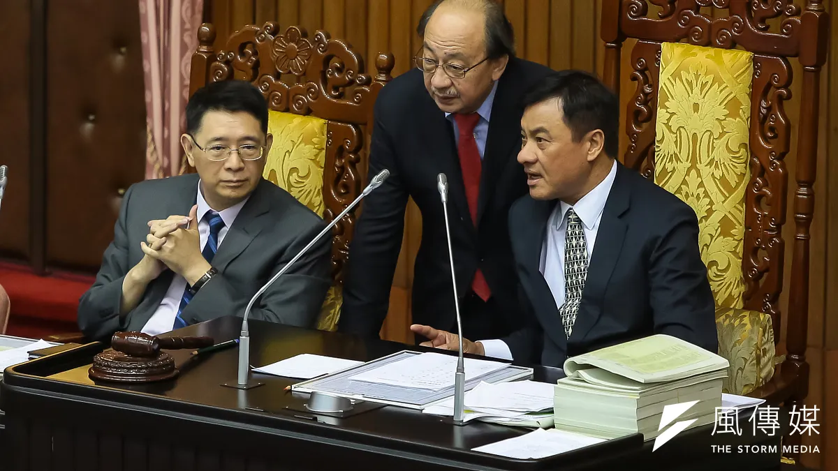 立法院臨時會針對「公務人員退休資遣撫卹法」草案處理,目前二讀通過,改革方向已確定。圖中為民進黨總召柯建銘與立法院長蘇嘉全23日於立院臨時會交談。(資料照,顏麟宇攝)