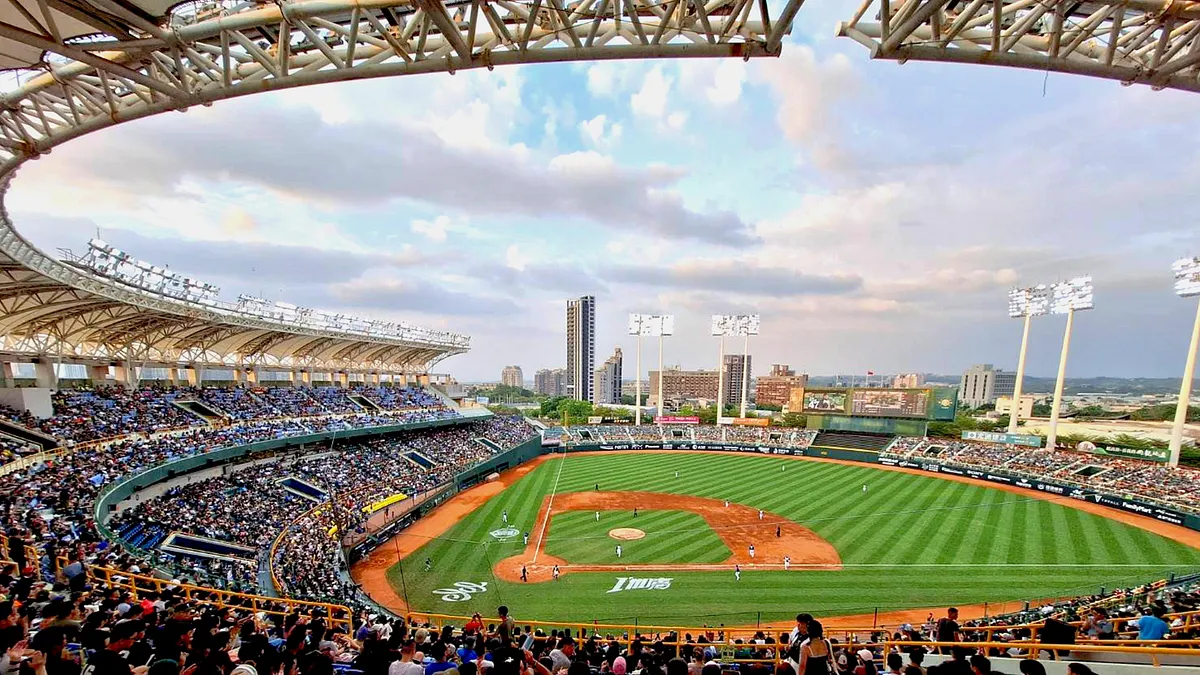 以澄清湖棒球場為主場的台鋼集團沒有投標都更案,反由聯盟的另一支球團中信得標。(資料照,高市運發局提供)