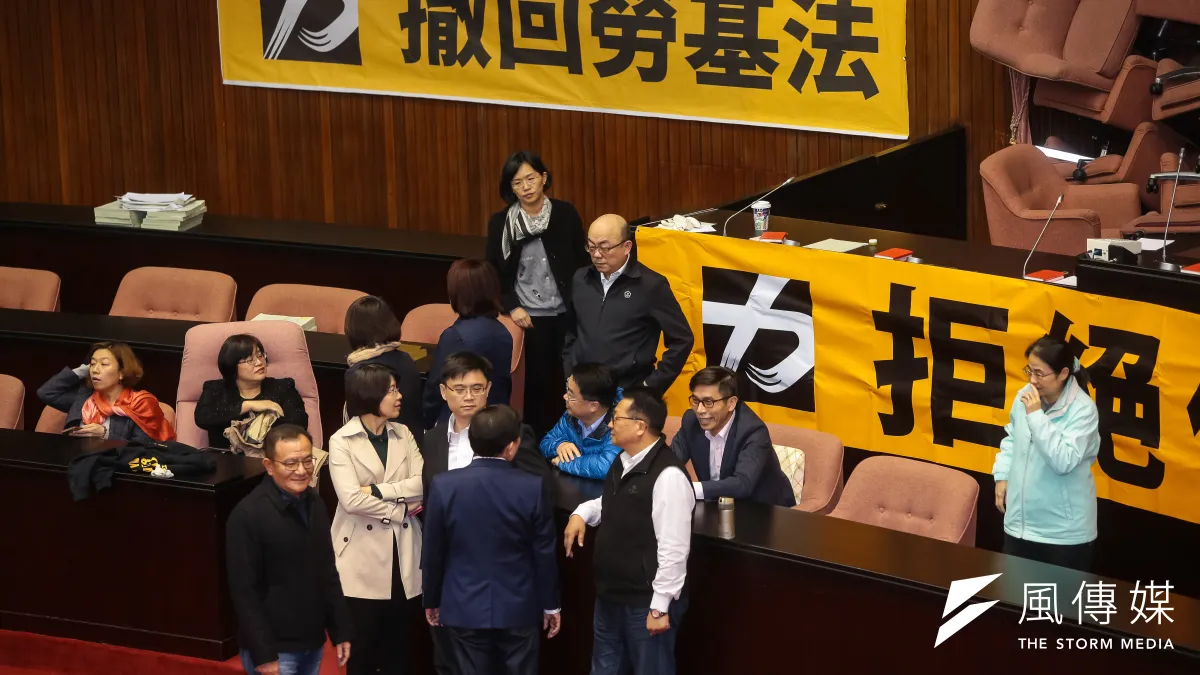 由於民進黨立委具人數優勢,目前態勢係由綠委包圍時代力量立委,雙方暫無肢體衝突。(顏麟宇攝)
