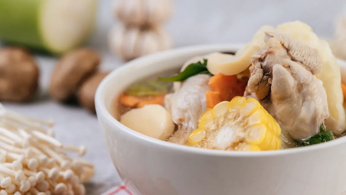 麻油雞怎麼煮才好吃?網友熱心分享食譜,只要加入一個食材,就能讓湯頭更加鮮甜美味。(示意圖/取自freepik) 麻油雞怎麼煮才好吃?網友熱心分享食譜,只要加入一個食材,就能讓湯頭更加鮮甜美味。(示意圖/取自freepik)