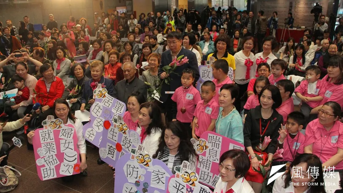 台北市長柯文哲8日出席婦女節活動,面對新移民進口說的爭議,不道歉只表示有改進空間。(葉信菉攝) 台北市長柯文哲8日出席婦女節活動,面對新移民進口說的爭議,不道歉只表示有改進空間。(葉信菉攝)