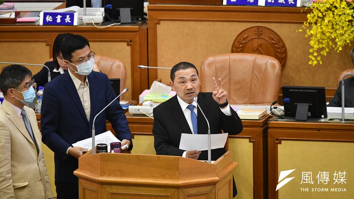 針對學童營養午餐全面換約問題,侯友宜強調,因應明年1月1日萊豬進口,將在年底前全面換約。(圖/李梅瑛攝) 針對學童營養午餐全面換約問題,侯友宜強調,因應明年1月1日萊豬進口,將在年底前全面換約。(圖/李梅瑛攝)