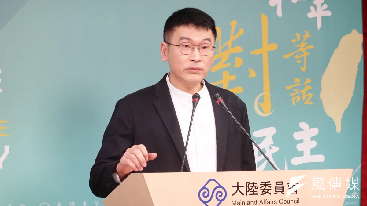 陸委會副主委梁文傑20日主持例行記者會,回應國民黨團研擬修正「國籍法」保障陸配參政權的議題。(楊騰凱攝)