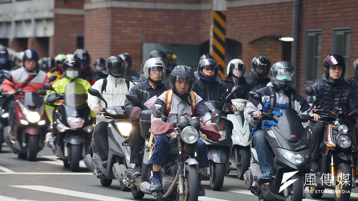 環保署正研擬新的老舊機車汰舊換新方案,車主若汰舊一至四期燃油機車,並換購電動機車等,最高可以獲新台幣5000元補助。(資料照,盧逸峰攝) 環保署正研擬新的老舊機車汰舊換新方案,車主若汰舊一至四期燃油機車,並換購電動機車等,最高可以獲新台幣5000元補助。(資料照,盧逸峰攝)