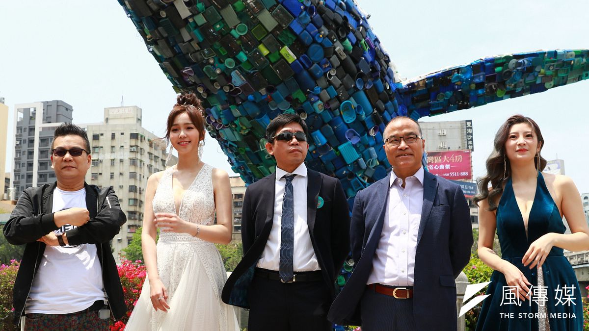高市副市長葉匡時(右二)、觀光局長邱俊龍(中)與藝人沈玉琳拍攝網路節目,在愛之鯨前大推婚紗美景。(圖/徐炳文攝) 高市副市長葉匡時(右二)、觀光局長邱俊龍(中)與藝人沈玉琳拍攝網路節目,在愛之鯨前大推婚紗美景。(圖/徐炳文攝)