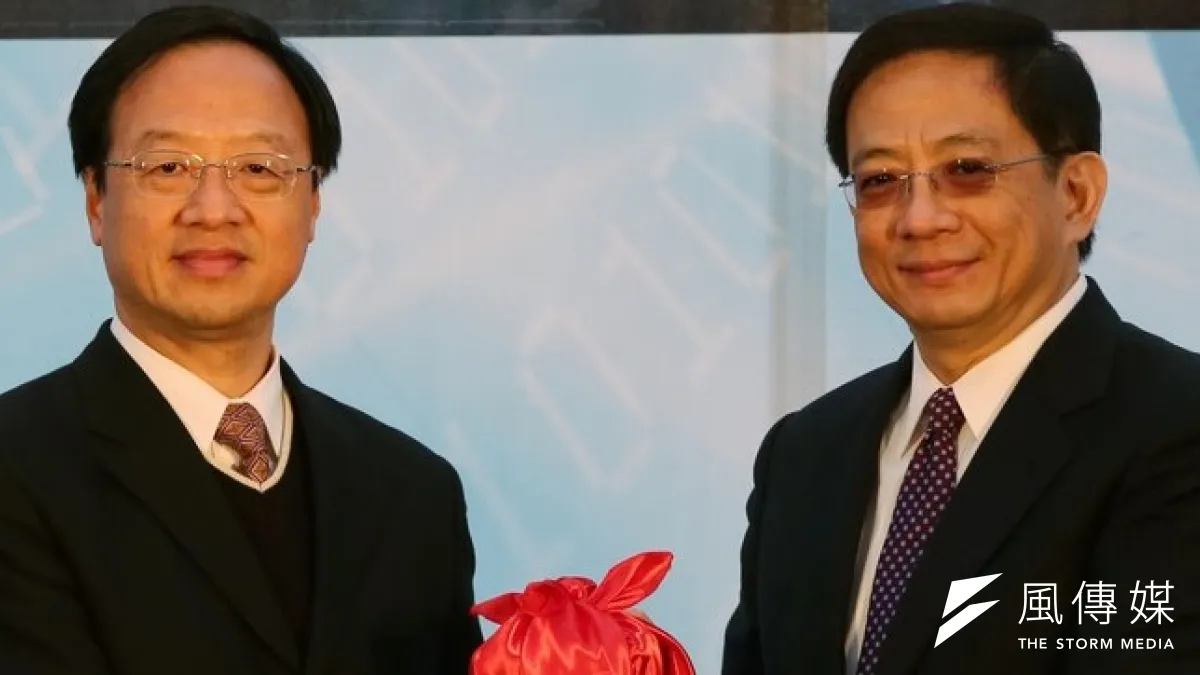 行政院長江宜樺將印信交給首任國發會主委管中閔(右)。(余志偉攝)