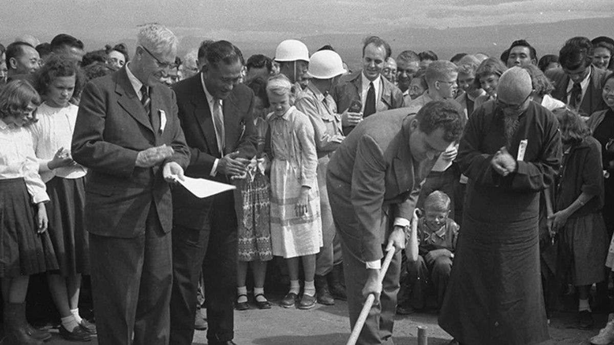 第一屆台中市長楊基先(前排左2)以無黨籍當選,蔣介石本要干預後覺大不妥而收手。圖為美國副總統尼克森來台持東海大學奠基動土典禮。 前排左起:歐林學院柏前神學院院長葛蘭翰博士(Dr. Thomas W. Graham)楊基先、尼克森、政務委員培火。(維基百科) 第一屆台中市長楊基先(前排左2)以無黨籍當選,蔣介石本要干預後覺大不妥而收手。圖為美國副總統尼克森來台持東海大學奠基動土典禮。 前排左起:歐林學院柏前神學院院長葛蘭翰博士(Dr. Thomas W. Graham)楊基先、尼克森、政務委員培火。(維基百科)