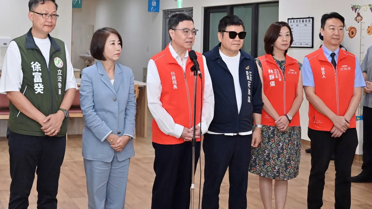 行政院長卓榮泰(左三)22日表示,軍公教員工待遇審議委員會已經做出了決定。(行政院提供)