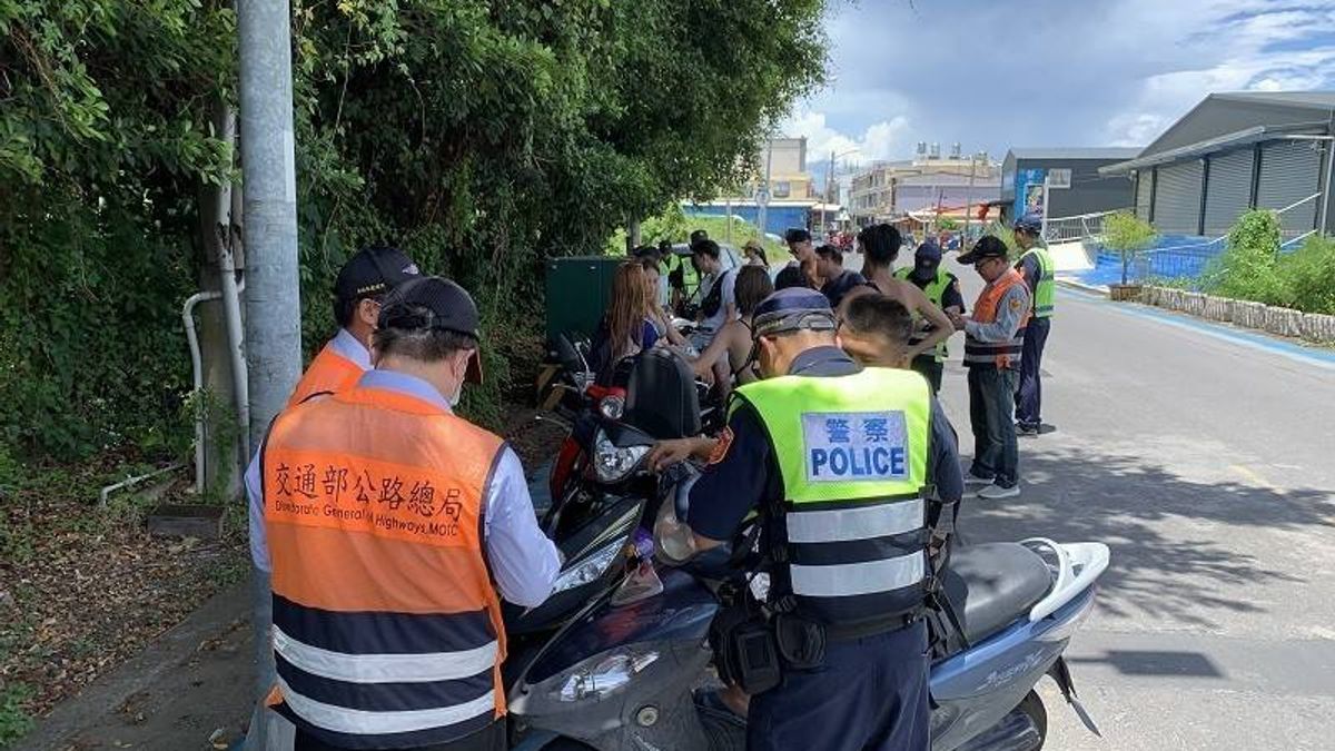 屏東縣政府警察局為了改善琉球鄉交通及強化治安,加重執法強度與力度。(屏東縣政府提供。) 屏東縣政府警察局為了改善琉球鄉交通及強化治安,加重執法強度與力度。(屏東縣政府提供。)