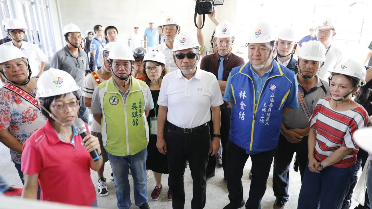 擁有豐富原住民文化的三鶯地區正進行三峽原住民族生活文化園區部落聚會所的闢建,侯友宜2日親自到工地視察。 (圖/新北市工務局提供)